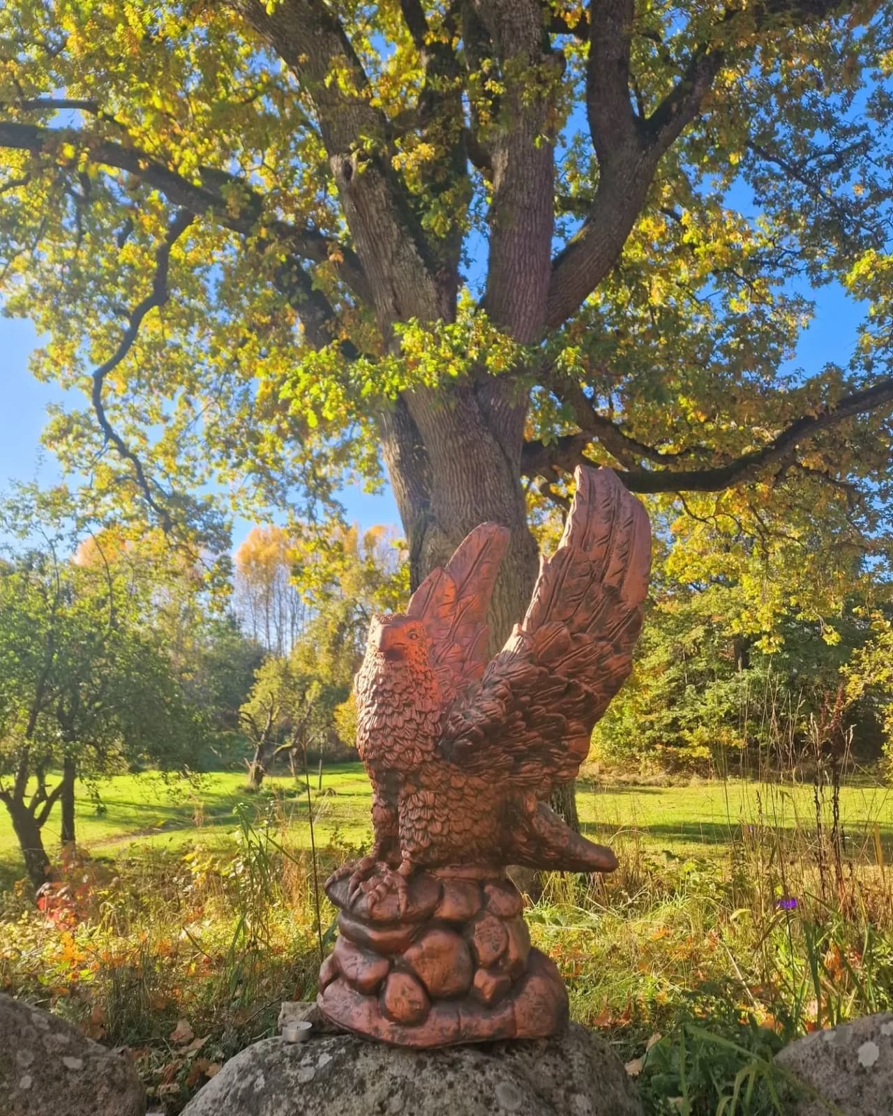 The eagle sculpture in the autumn garden