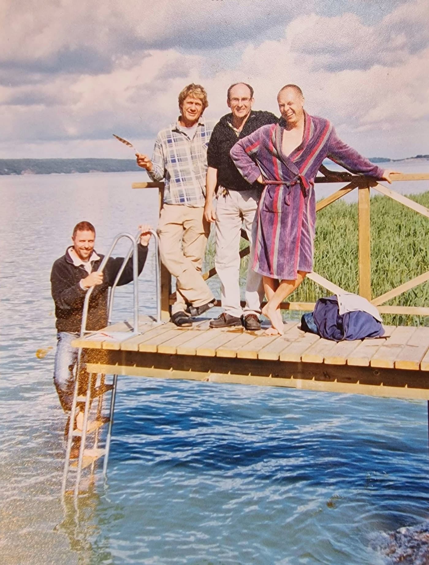 Four friends on the newly built bathing jetty in Bråviken